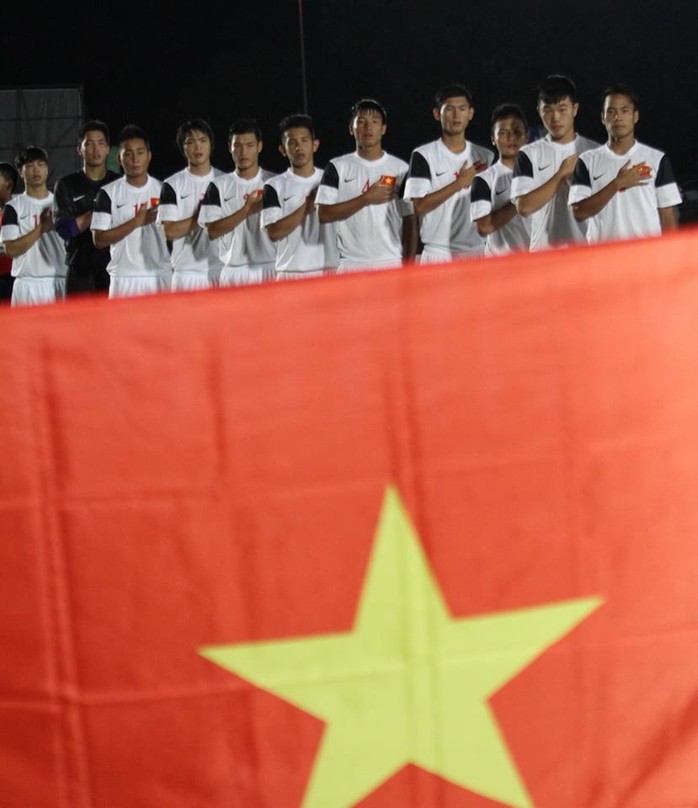 U19 VN hát quốc ca