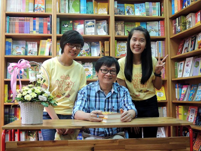Nhà văn Nguyễn Nhật Ánh trong buổi ký tặng sách tại Tiệm sách Kính Vạn Hoa