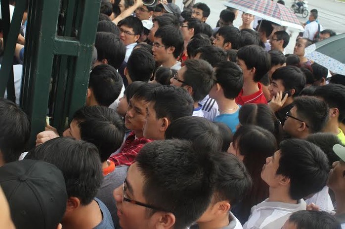 Người hâm mộ chen lấn mua vé xem U19 Việt Nam thi đấu