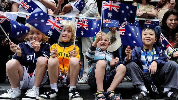 Các em bé Úc hạnh phúc trong ngày Quốc khánh. Ảnh: SMH