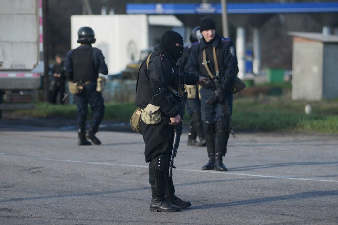 Lính Ukraine canh gác gần TP Izium thuộc vùng Kharkov. Ảnh: Reuters
