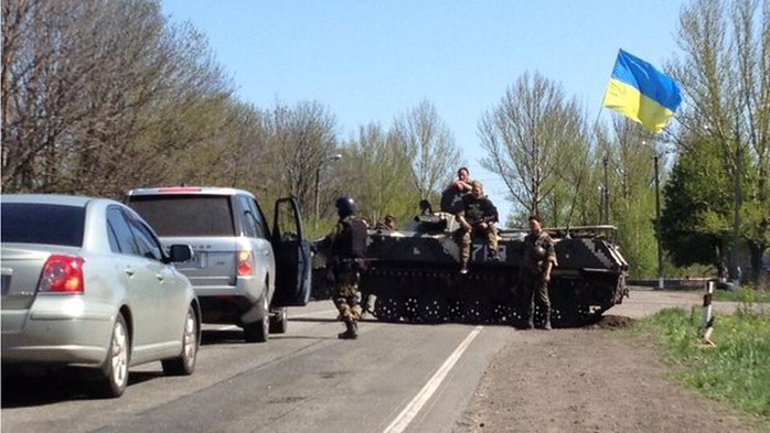 Binh lính Ukraine kiểm soát con đường nối từ Sloviansk tới Artemivsk. Ảnh: BBC