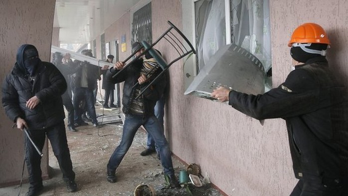 Tấn công đồn cảnh sát ở TP Horlivka ngày 14-4. Ảnh: BBC