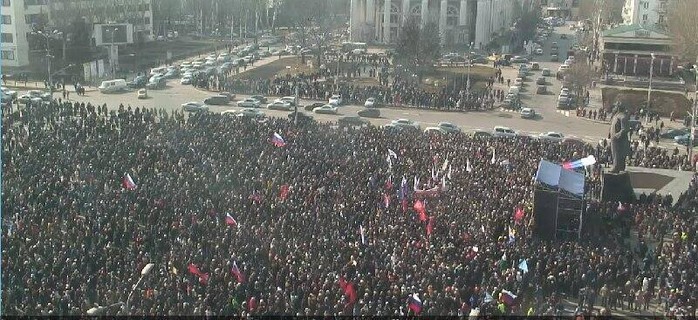 Hơn 10.000 người biểu tình ủng hộ Nga ở Donetsk. Ảnh: Twitter

 