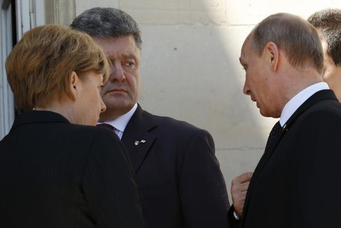 Cuộc tiếp xúc ngắn ngủi giữa ông Putin (bìa phải), ông Poroshenko và bà Merkel. Ảnh: Reuters