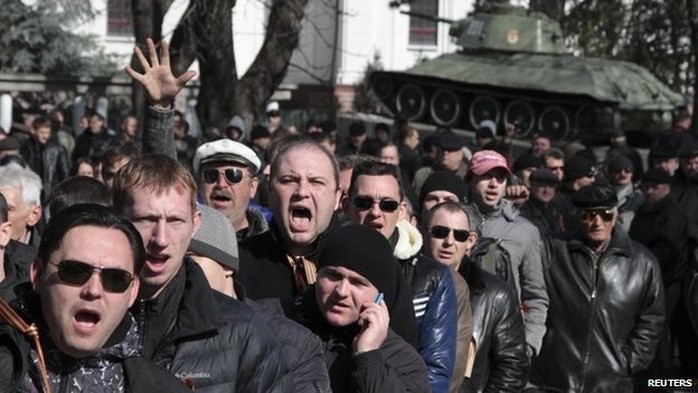 Người biểu tình thân Nga tuần hành tại Crimea ngày 23-2. Ảnh: REUTERS