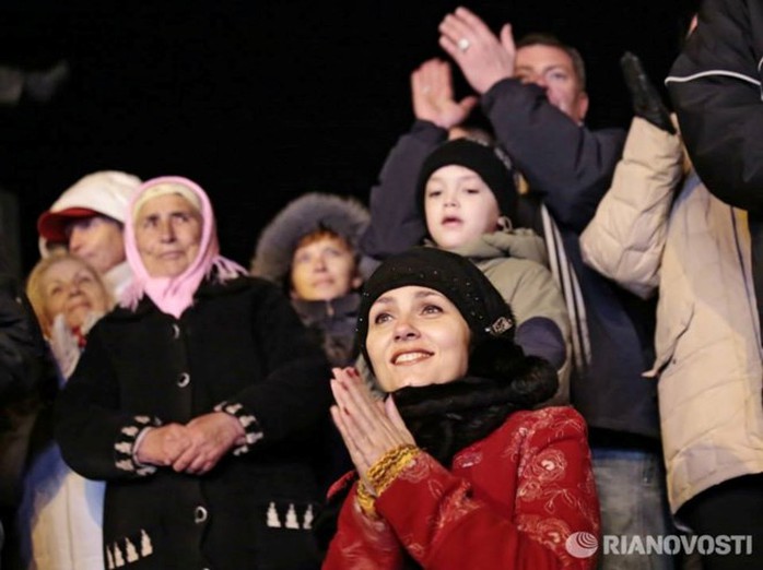 Người dân Crimea thức trắng đêm 16-3 để chờ kết quả trưng cầu dân ý. Ảnh: RIA Novosti