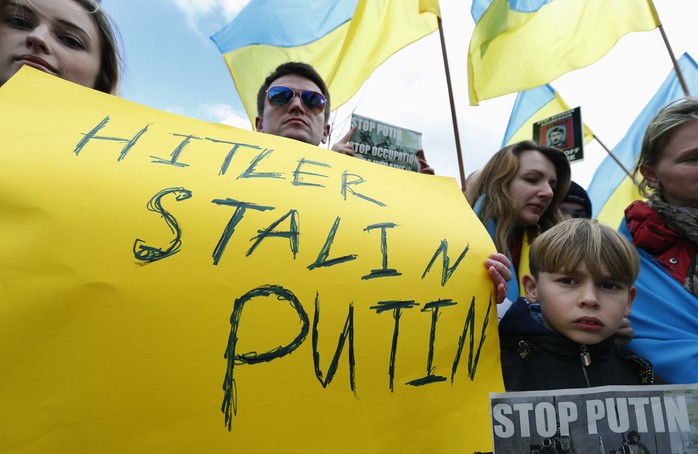 Biểu tình phản đối Nga xâm chiếm Crimea bên ngoài trụ sở Liên minh châu Âu ở Brussel - Bỉ. Ảnh: Reuters