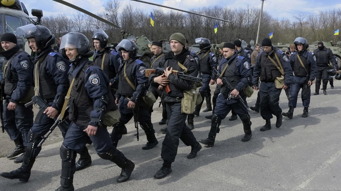 Thành viên của lực lượng Bộ Nội vụ Ukraine tại TP Izium của vùng Kharkov. Ảnh: Reuters