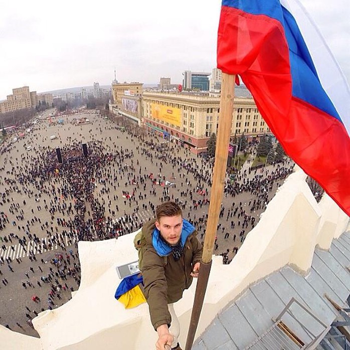 Cắm cờ Nga lên tòa nhà chính phủ ở Kharkov. Ảnh: Instagram