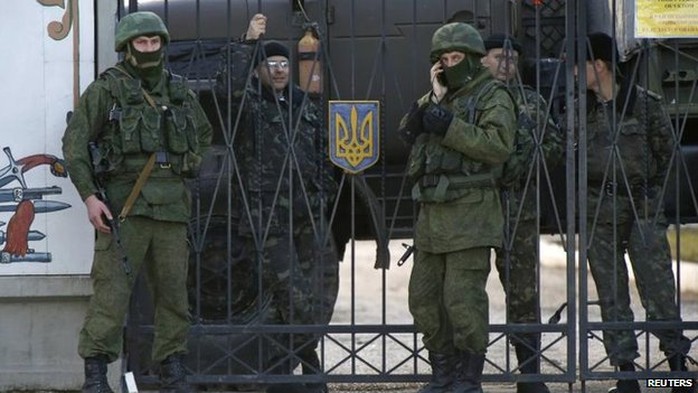 Bao vây bên ngoài doanh trại ở Perevalnoye hôm 3-3. Ảnh: Reuters