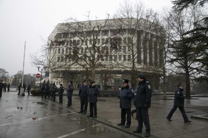 Cảnh sát Ukraine đứng gác trước tòa nhà quốc hội (Tòa nhà Xô Viết tối cao) Crimea ở Simferopol ngày 27-2. Ảnh: Reuters