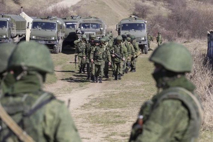 Binh lính được cho là của Nga bên ngoài một đơn vị quân đội Ukraine ở làng Perevalnoye, Crimea. Ảnh: Reuters