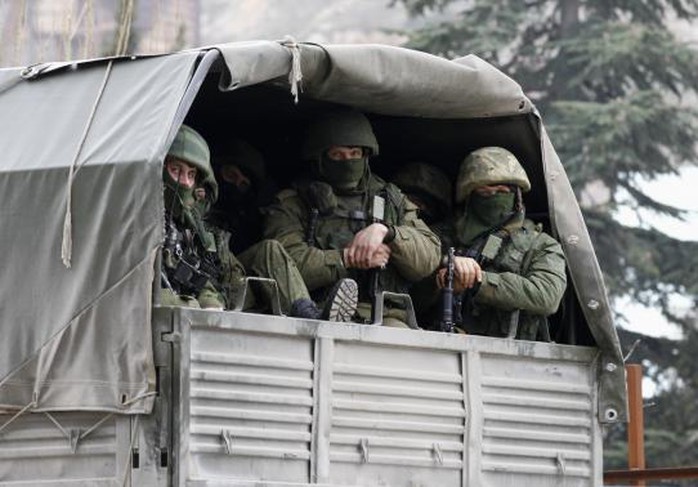 Binh lính ngồi trong xe quân sự Nga đậu bên ngoài một trạm gác biên giới của Urkaine nằm ở thị trấn
Balaclava, Crimea hôm 1-3. Ảnh: Reuters