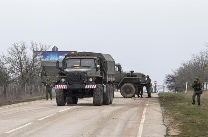 Xe tải quân sự của Nga bên ngoài sân bay Belbek ở Crimea hôm 1-3. Ảnh: Reuters