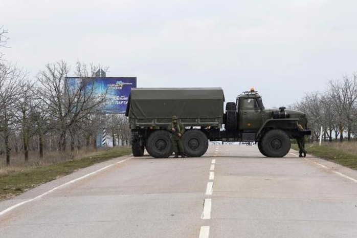 Đường vào sân bay Belbek ở Sevastopol bị chặn lại. Ảnh: Reuters