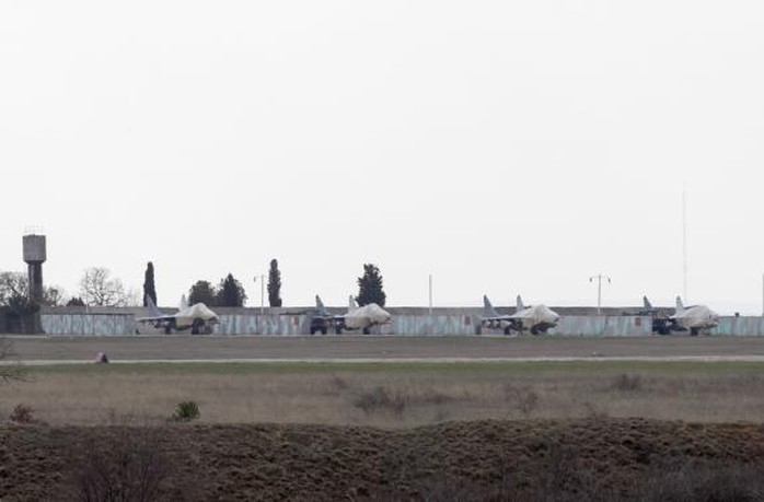 Máy bay chiến đấu đậu tại sân bay Belbek ở Crimea hôm 1-3. Ảnh: Reuters