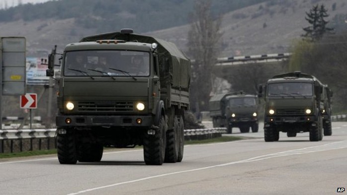 Đoàn xe quân sự Nga di chuyển từ Sevastopol đến Symferopol ngày 2-3. Ảnh: AP