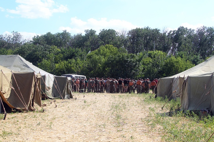Các binh sĩ Ukraine đang ở trong những căn lều tạm tại Rostov, Nga. Ảnh: RIA Novosti
