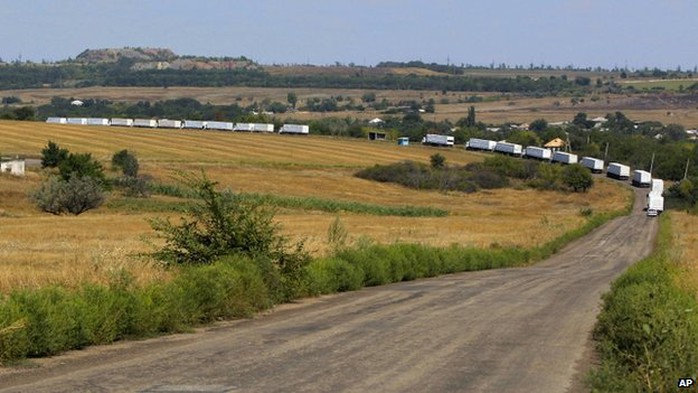 Đoàn xe tải Nga vượt biên giới Ukraine và chạy về Luhansk ngày 22-8. Ảnh: AP