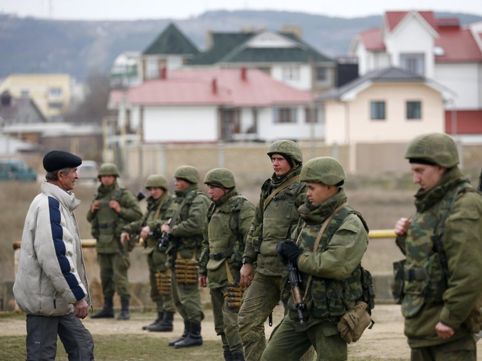 Binh sĩ Ukraine đứng gác tại thành phố cảng Feodosiya thuộc Cộng hòa tự trị Crimea. Ảnh: Reuters