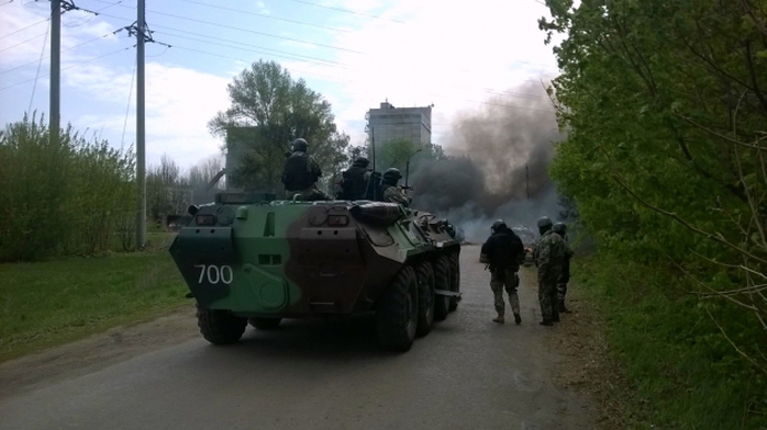 Lực lượng an ninh Ukraine bên ngoài TP Slavyansk hôm 24-4. Ảnh: ZN.UA