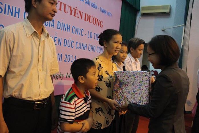 Bà Huỳnh Thị Ngọc Liên, Trưởng Ban Nữ công LĐLĐ TP HCM, tặng quà cho các gia đình tiêu biểu