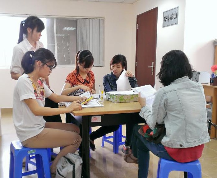 Ứng viên tham gia đăng ký tìm việc tại Phòng Dịch vụ-Việc làm Báo Người Lao Động
