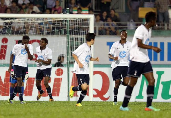 Với thể hình vượt trội, U19 Tottenham gây khó khăn nhiều cho U19 VN