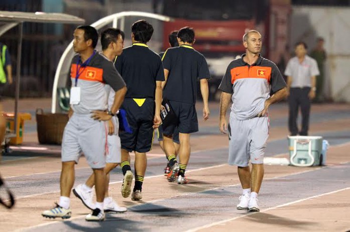 Ban huấn luyện U19 VN sau trận thua Ban huấn luyện U19 VN sau trận thua