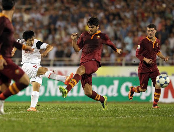 Văn Toàn (9) trong vòng vây các cầu thủ U19 AS Roma vẫn tung được cú sút