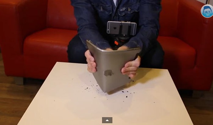 iPad Air 2 bị bẻ cong bằng tay. Ảnh cắt từ clip.