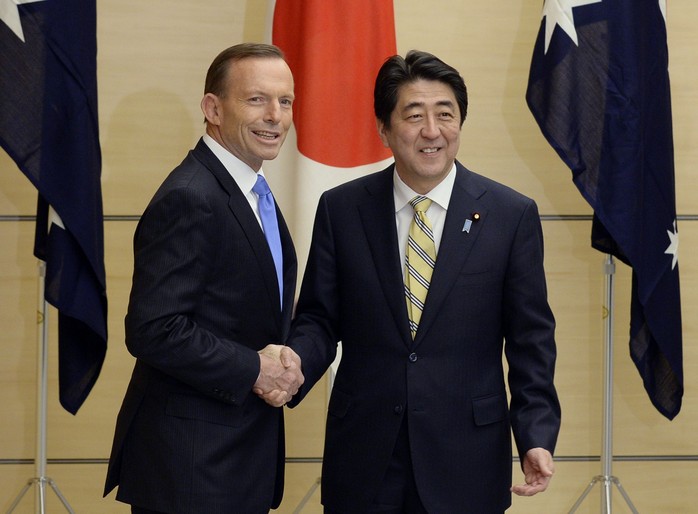 Thủ tướng Úc Tony Abbott và người đồng cấp Nhật Bản Shinzo Abe. Ảnh: AP