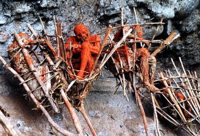 Những xác chết hun khói treo trên vách núi ở cao nguyên Morobe của Papua New Guinea có niên đại đến hàng trăm năm.