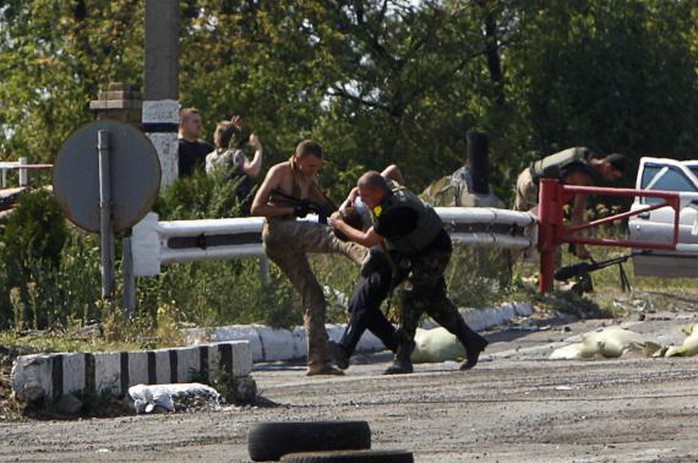 Cuộc xung đột giữa quân đội Ukraine và lực lượng ly khai đã kéo dài 4 tháng. Ảnh: Reuters