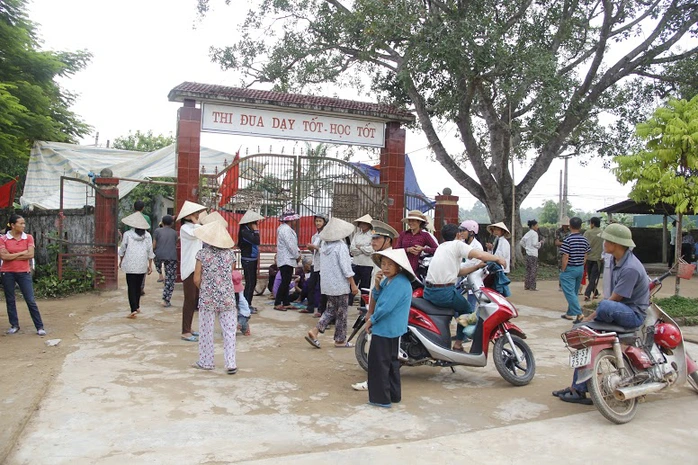 Người dân tụ tập trước cổng Trường THCS Hương Bình để phản đối việc sáp nhập trường.
