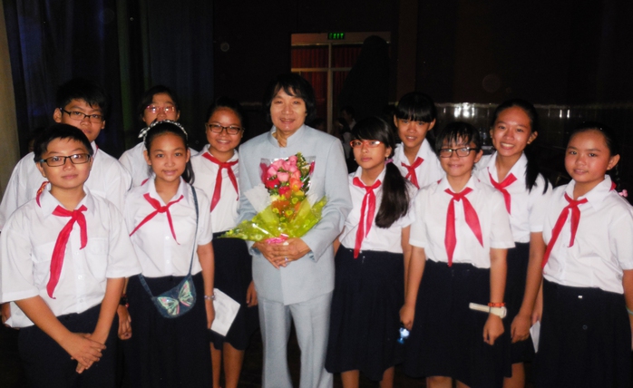 NSƯT Minh Vương và các em học sinh cấp II tham dự gala ĐCTT Nam Bộ 2014