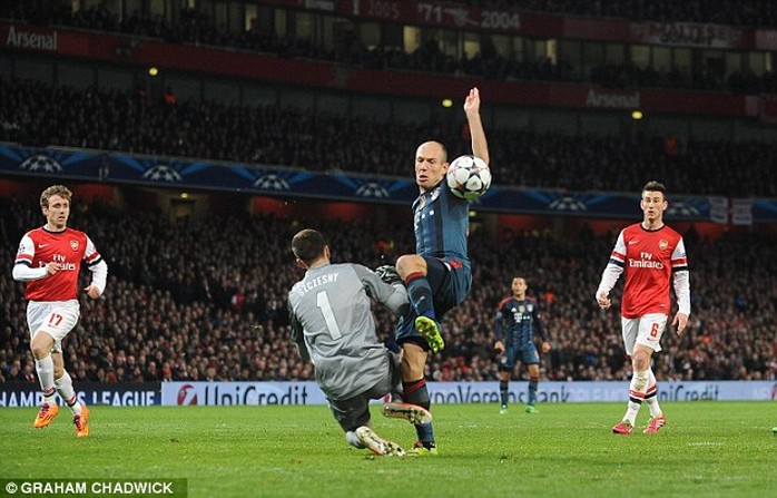 Pha bóng ăn vạ của Robben dẫn đến trận thua 0-2 của Arsenal trước Bayern