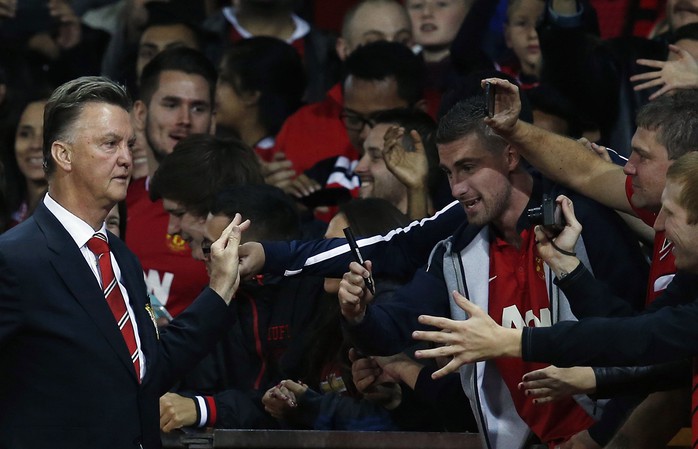 HLV Van Gaal được CĐV trên sân Old Trafford chào đón cuồng nhiệt