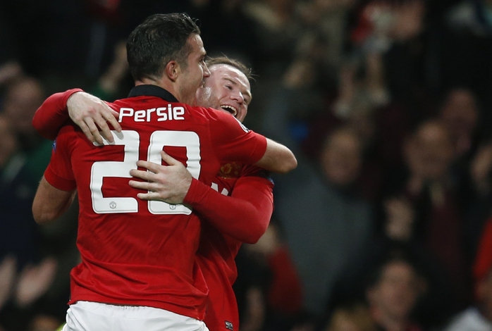 Persie ăn mừng bàn thắng cùng Rooney