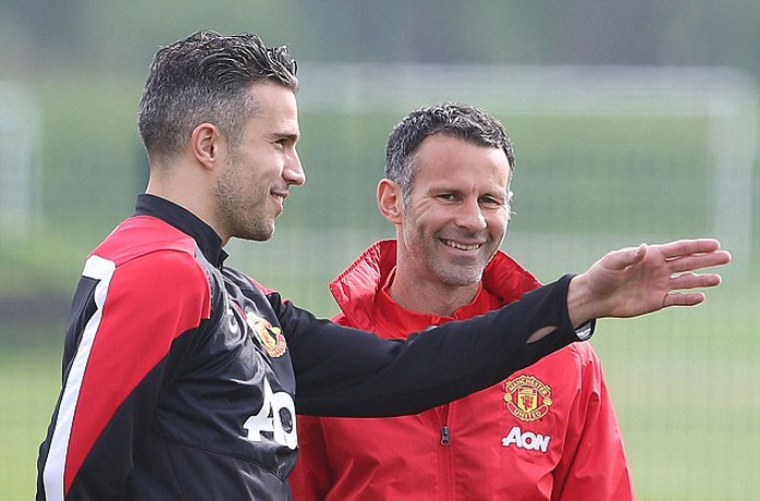 Persie vui vẻ trên sân tập cùng Ryan Giggs