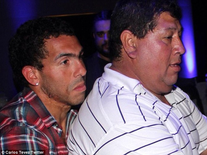 Carlos Tevez (trái) và cha