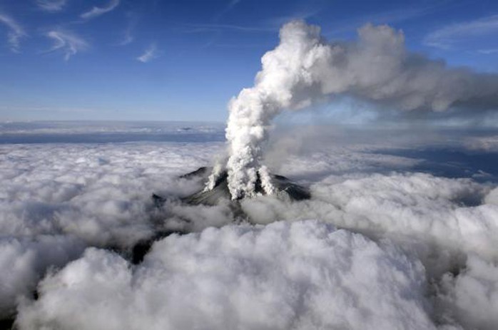 Núi lửa phun tro, bụi lên trời. Ảnh: Reuters