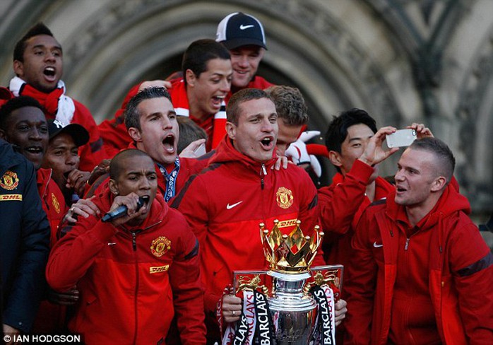  Vidic và đồng đội ăn mừng danh hiệu Premier League mùa giải trước