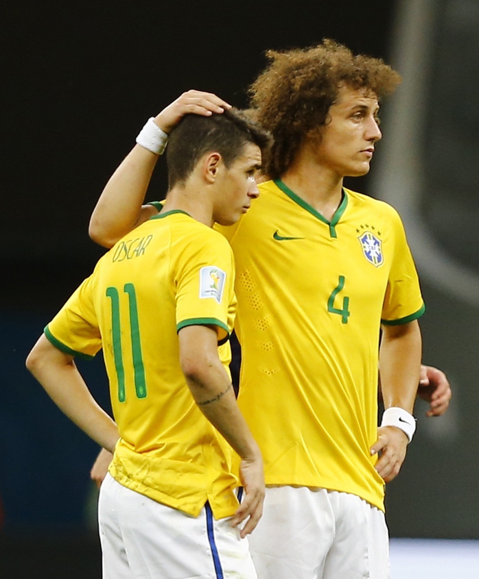 David Luiz an ủi Oscar sau thất bại trước Hà Lan ở trận tranh HCĐ