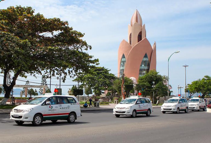 Taxi Vinasun diễu hành qua các tuyến phố chính ở TP Nha Trang, tỉnh Khánh Hòa