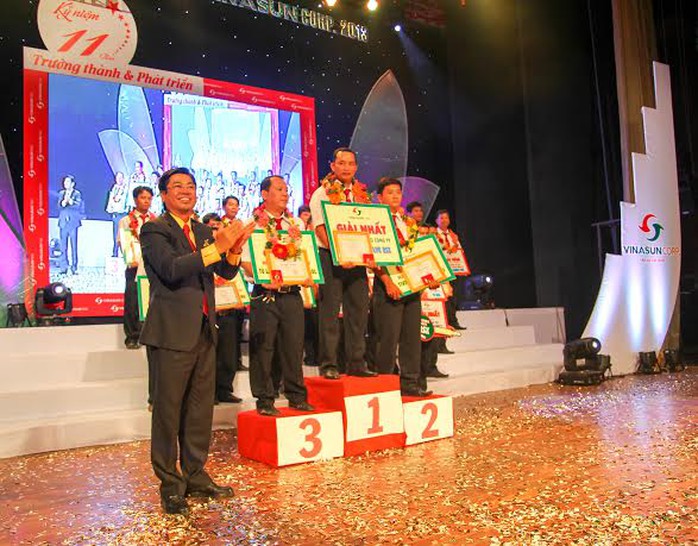 Ông Đặng Phước Thành,, Chủ tịch HĐQT Vinasun (bìa trái), khen thưởng các tài xế tiêu biểu