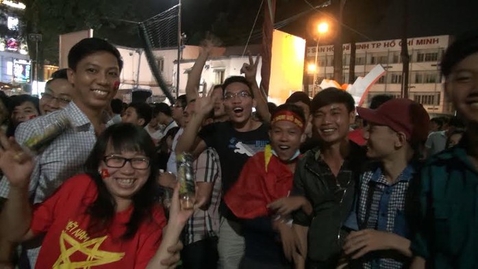 Nhiều người hâm mộ đổ ra đường phất cờ, giơ cao khẩu hiệu “Việt Nam chiến thắng” và hát vang bài Như có Bác Hồ trong ngày vui đại thắng