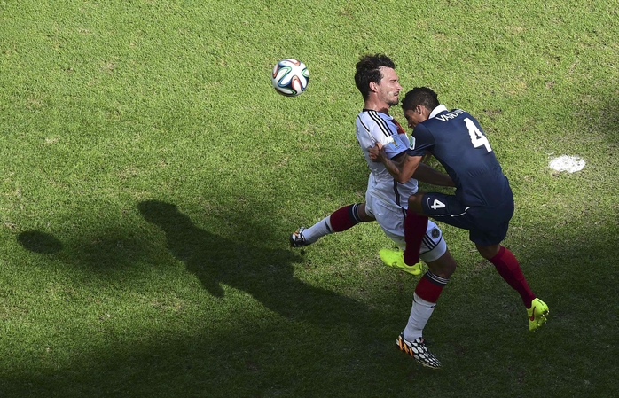 Varane tranh bóng với Hummel (Đức) trong trận tứ kết World Cup 2014