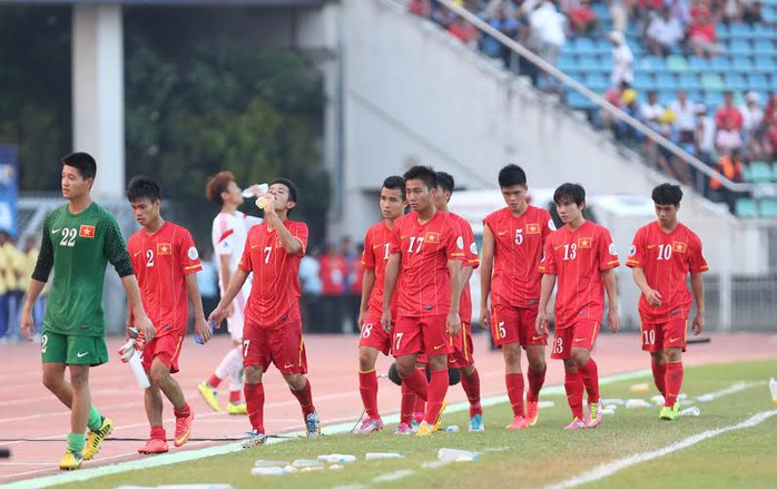 Các cầu thủ U19 Việt Nam sau trận hòa đáng tiếc trước U19 Trung Quốc hôm 13-10